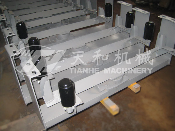 Frame-Return flat self-aligning idler